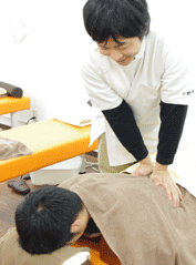 堤院長の施術1