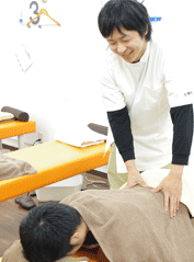 堤院長の施術2